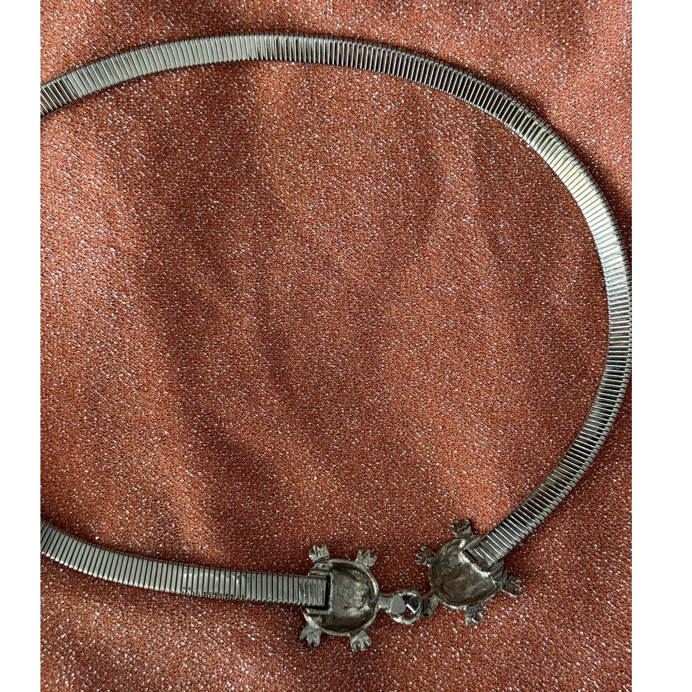 1970s Silver Kissing Turtles Clasp Belt | Stretchy Snake Chain Style
