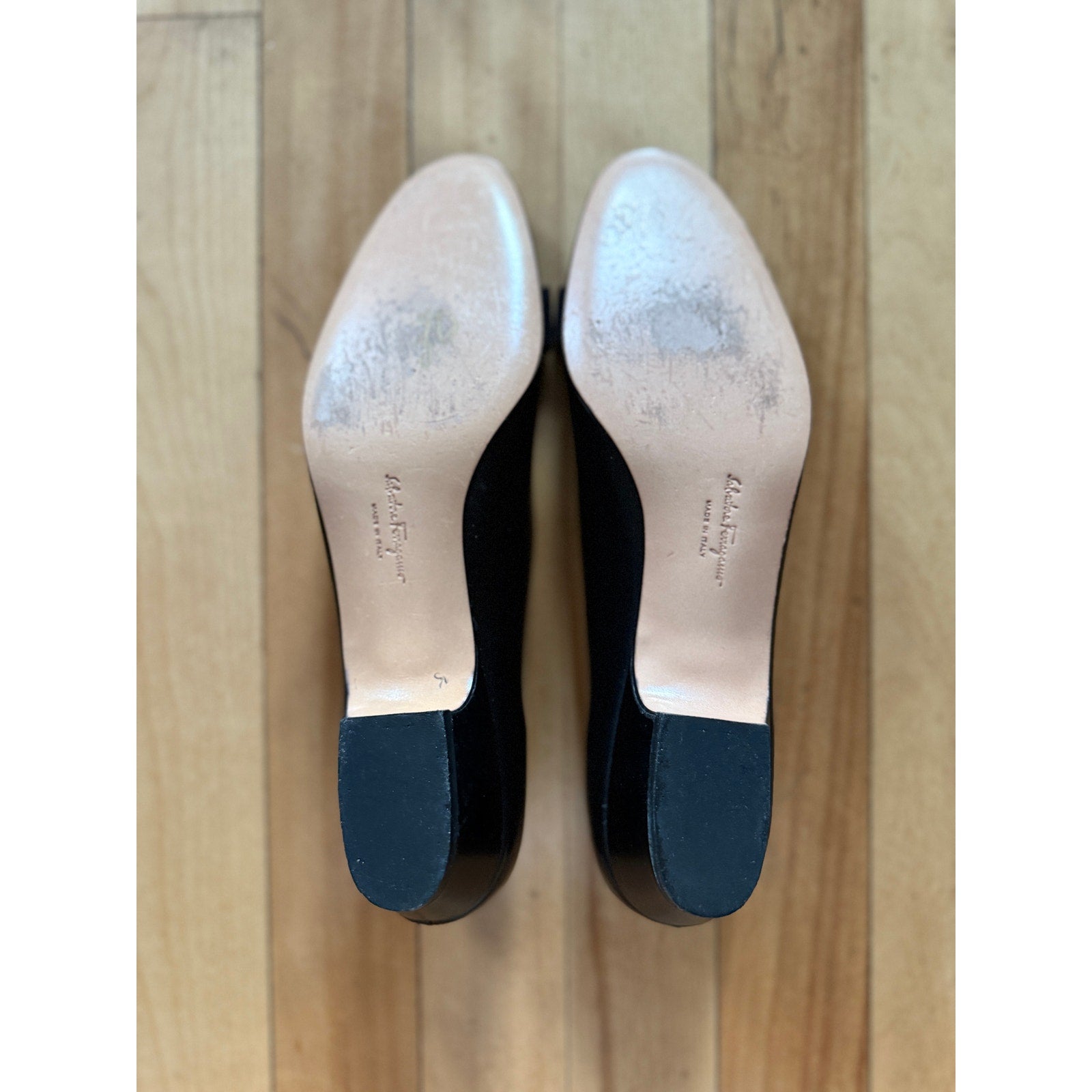 Vintage Salvatore Ferragamo Black Italian Leather Vara Bow Pumps | 8.5 AA