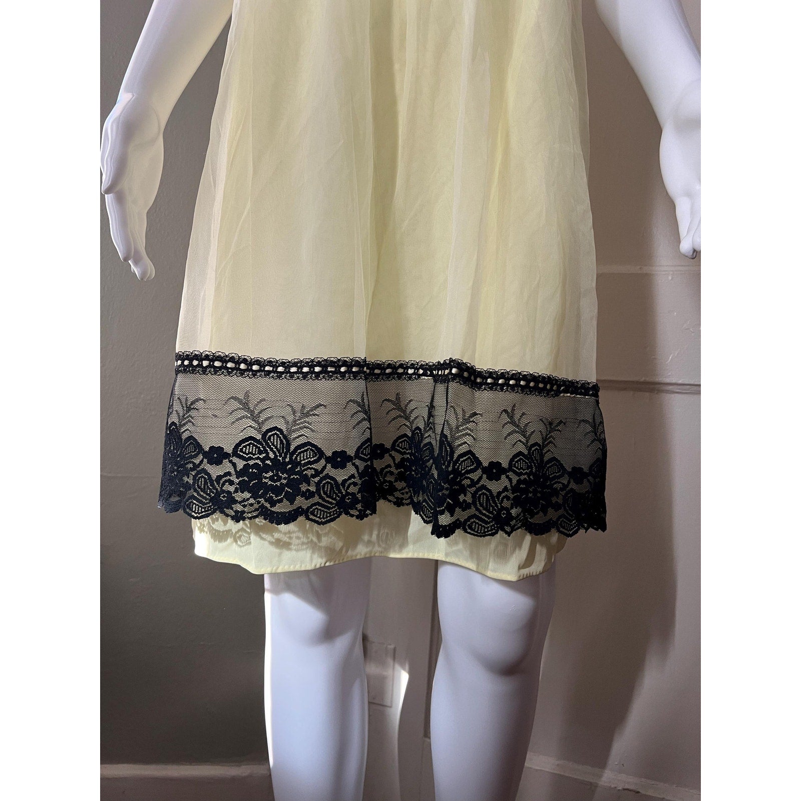 1960s Baby Doll Lingerie Nightgown - Yellow Chiffon and Black Lace | Free Size