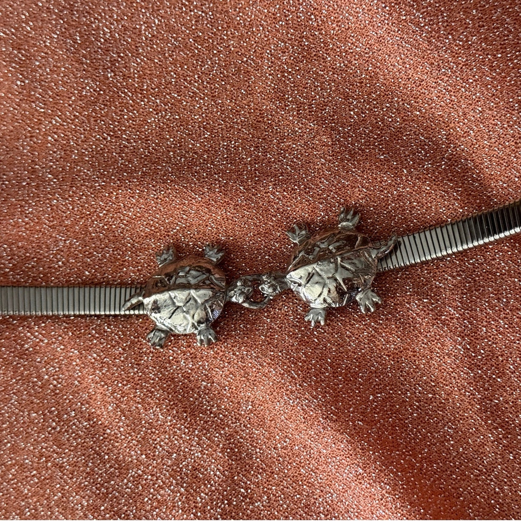 1970s Silver Kissing Turtles Clasp Belt | Stretchy Snake Chain Style