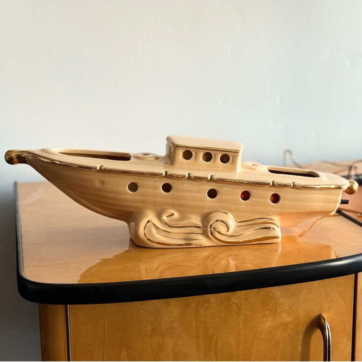 MCM 1950s Ceramic Sailboat TV Lamp | Beige & Gold