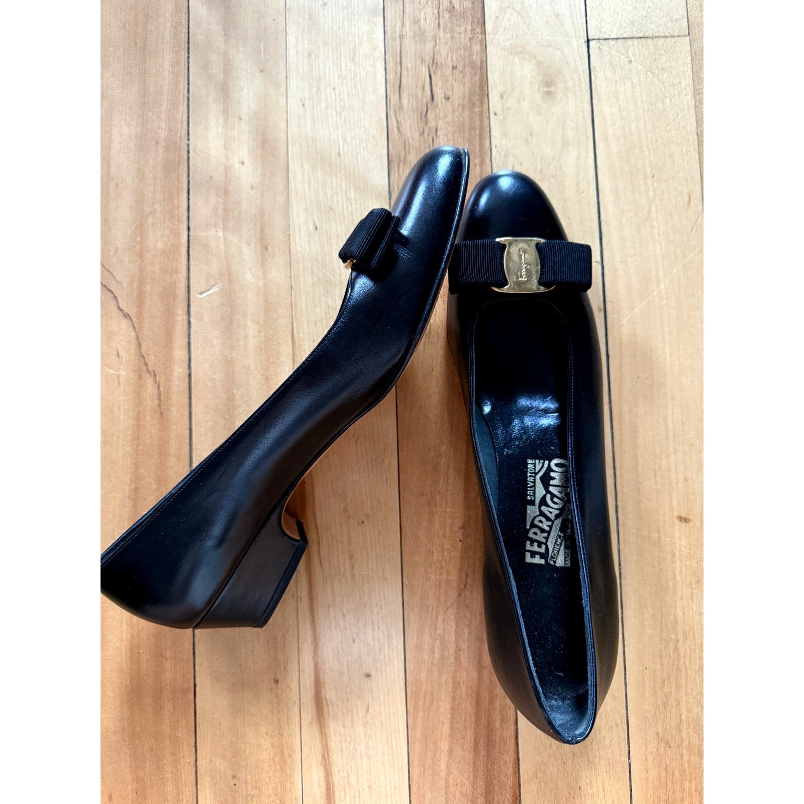Vintage Salvatore Ferragamo Black Italian Leather Vara Bow Pumps | 8.5 AA