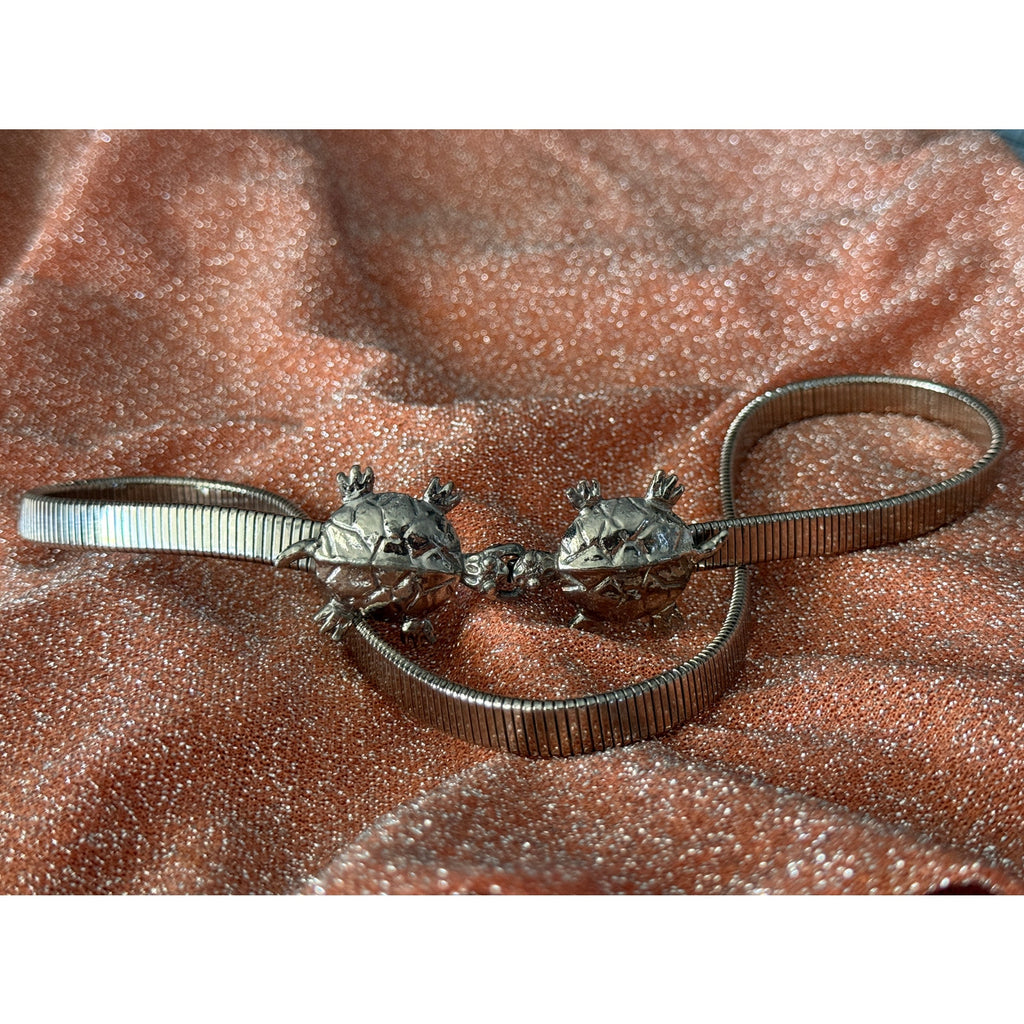 1970s Silver Kissing Turtles Clasp Belt | Stretchy Snake Chain Style