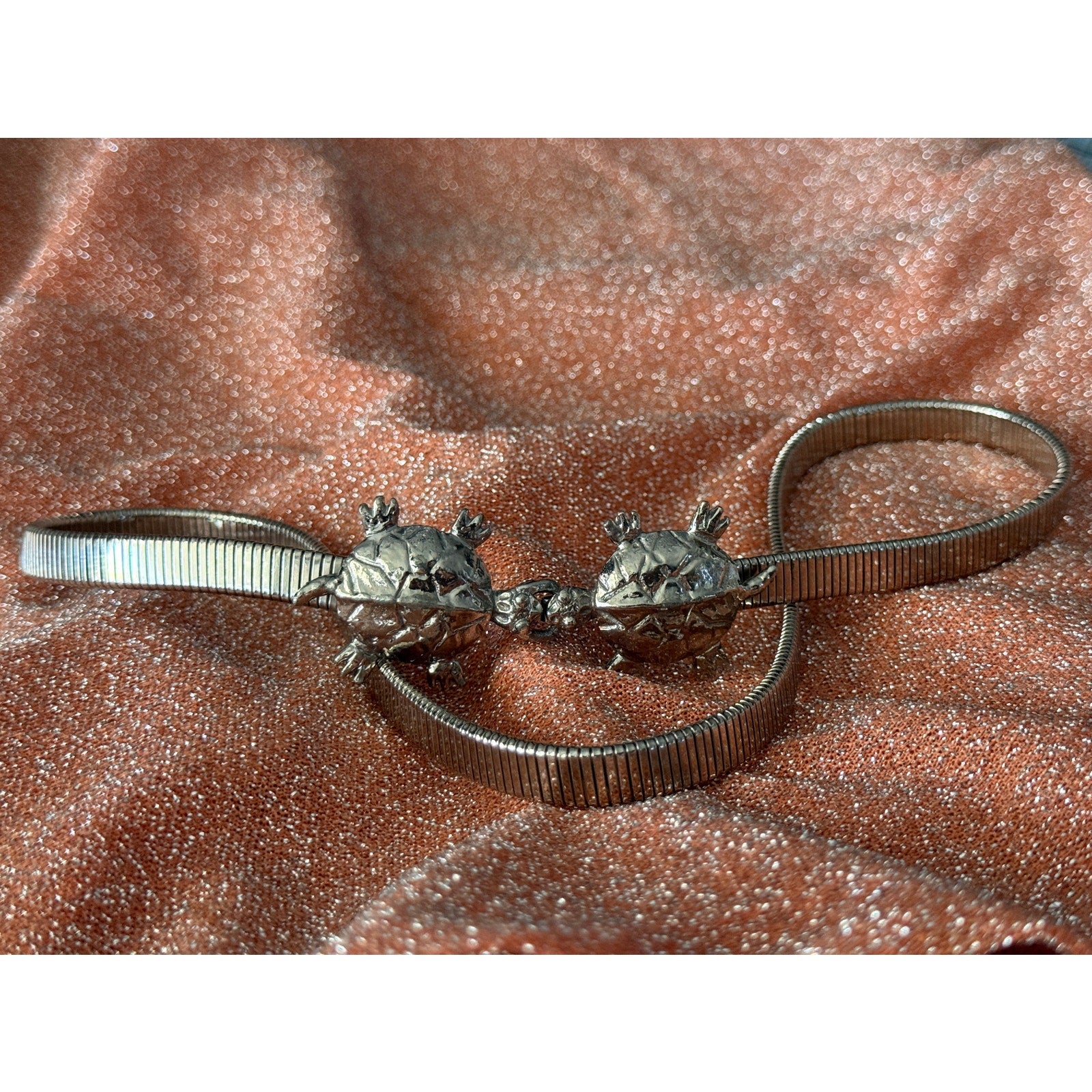 1970s Silver Kissing Turtles Clasp Belt | Stretchy Snake Chain Style